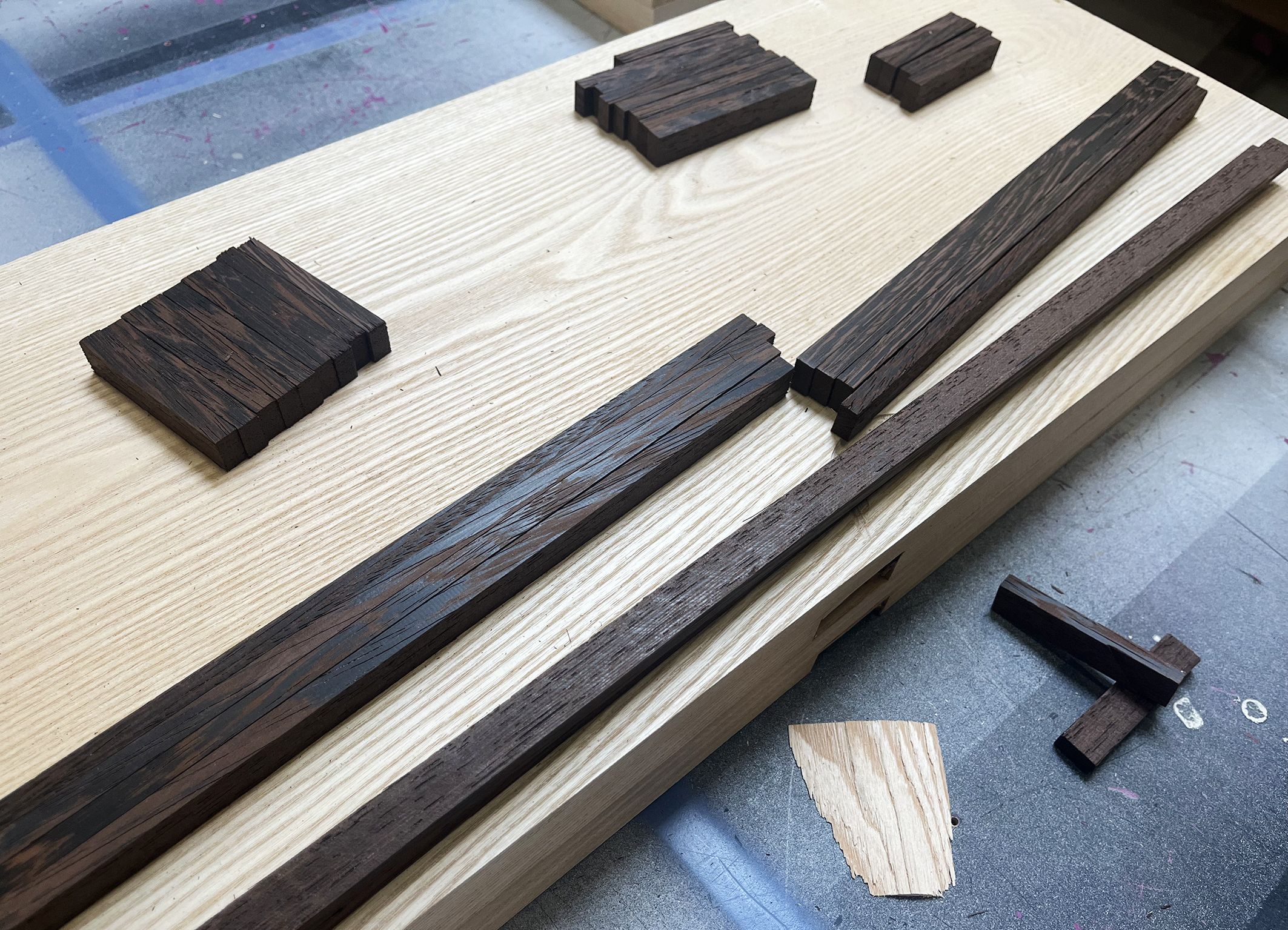 Japanisches Sushi Brett in Einzelteilen.