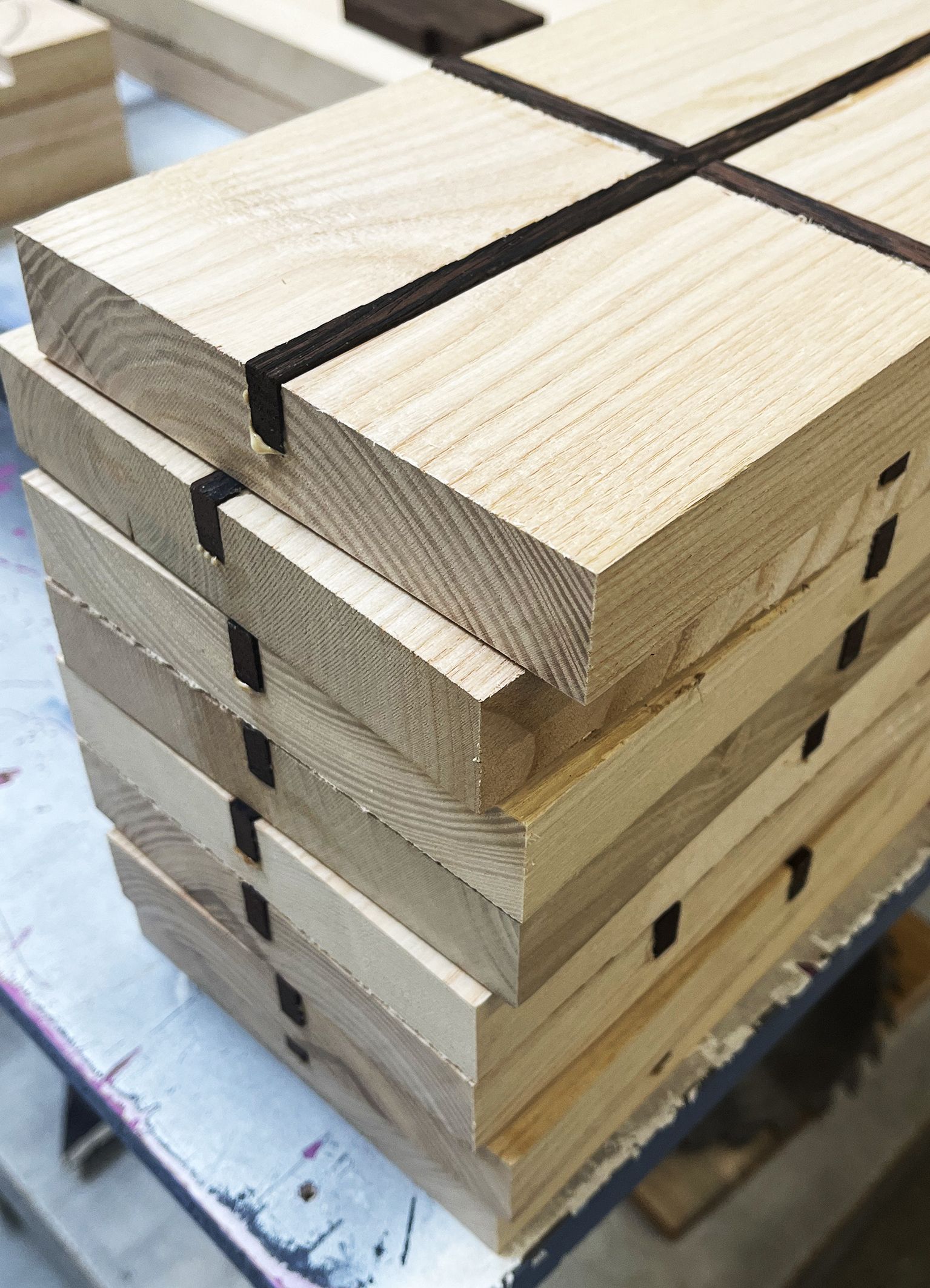 Japanische Sushibretter, die aufeinandergestapelt sind.