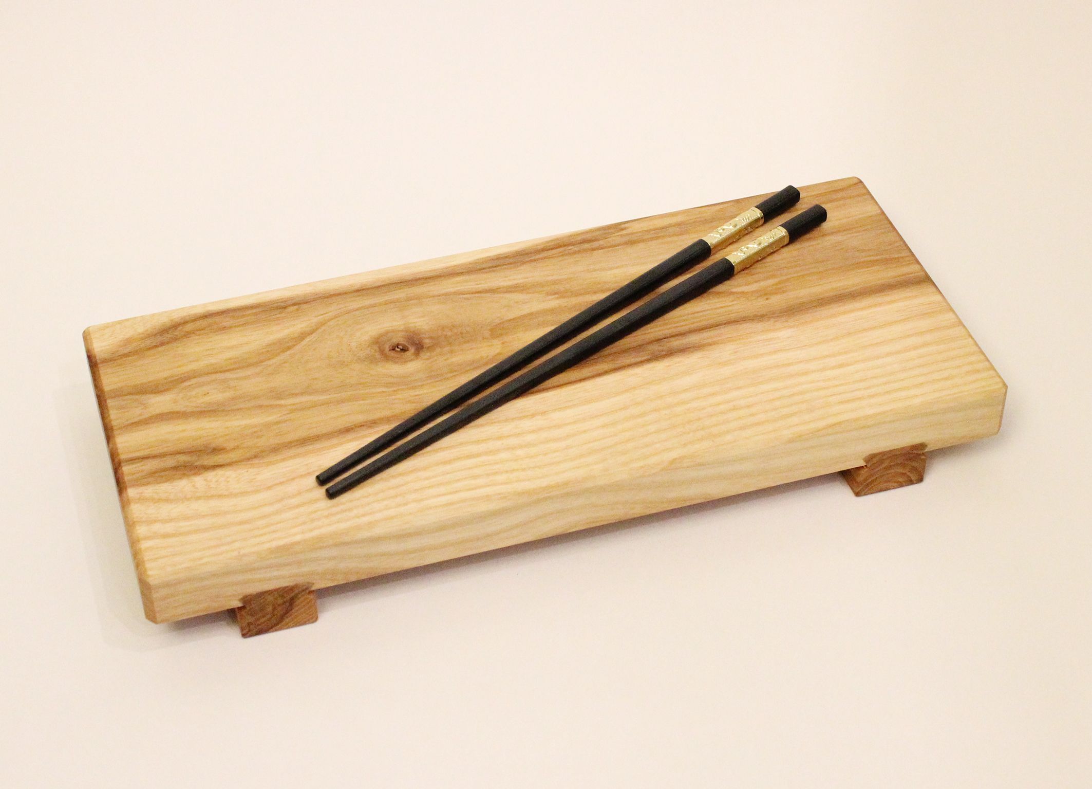 Japanisches Sushi Brett mit Stäbchen.