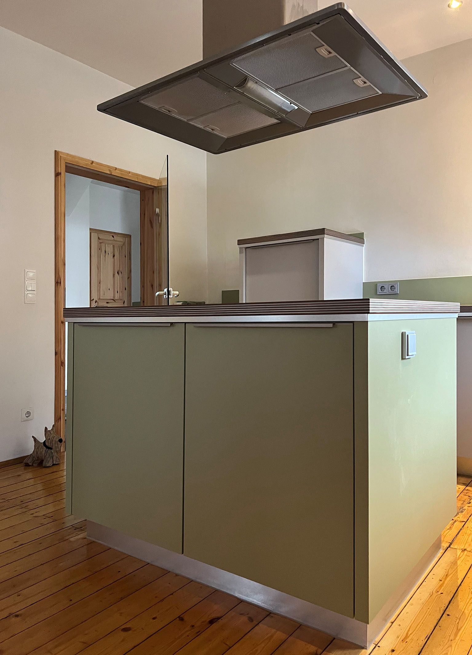 Küche im Landhausstil Detail Küchenblock mit Dunstabzug.