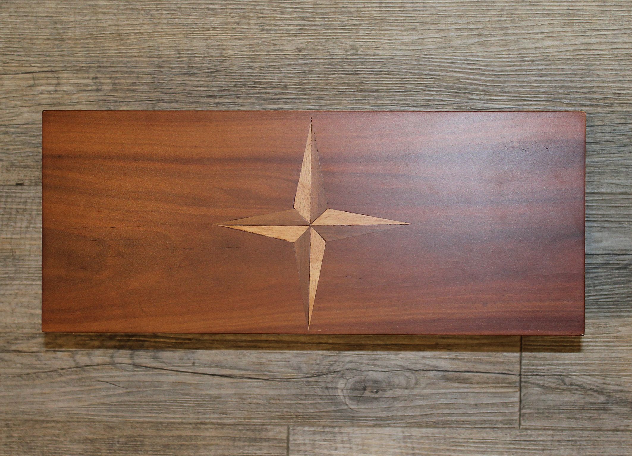 Weinkiste quer in Zwetschgenfurnier.