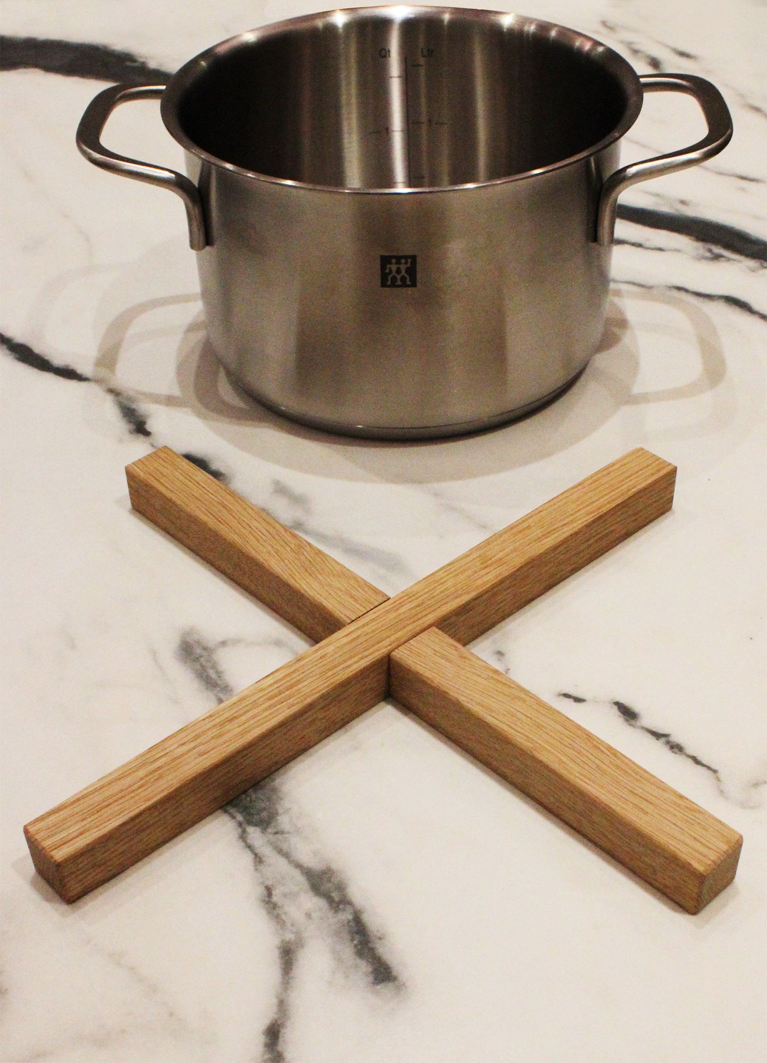 Topfuntersetzer Holzkreuz mit Topf im Hintergrund