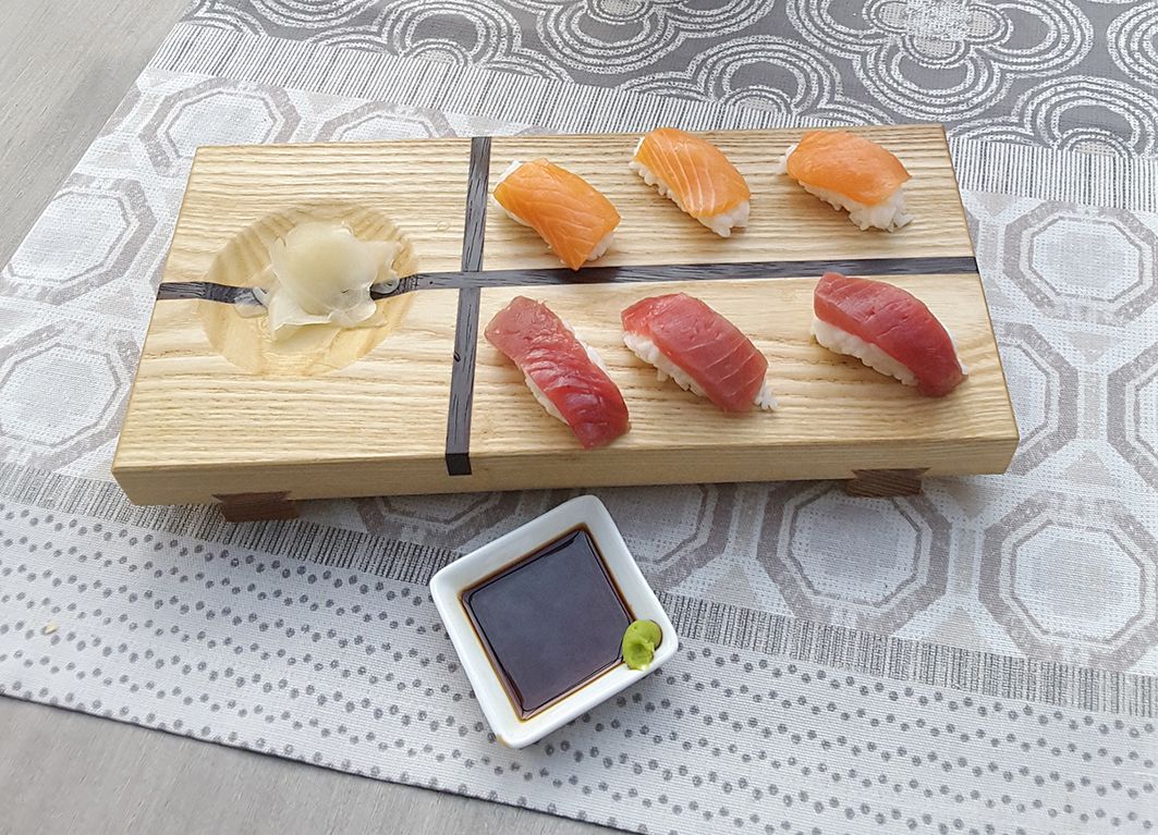 Holzvasen auf rotem Untergrund mit eingefrästen Schriftzügen "Lieblingsmensch" und "Ruhrpott".