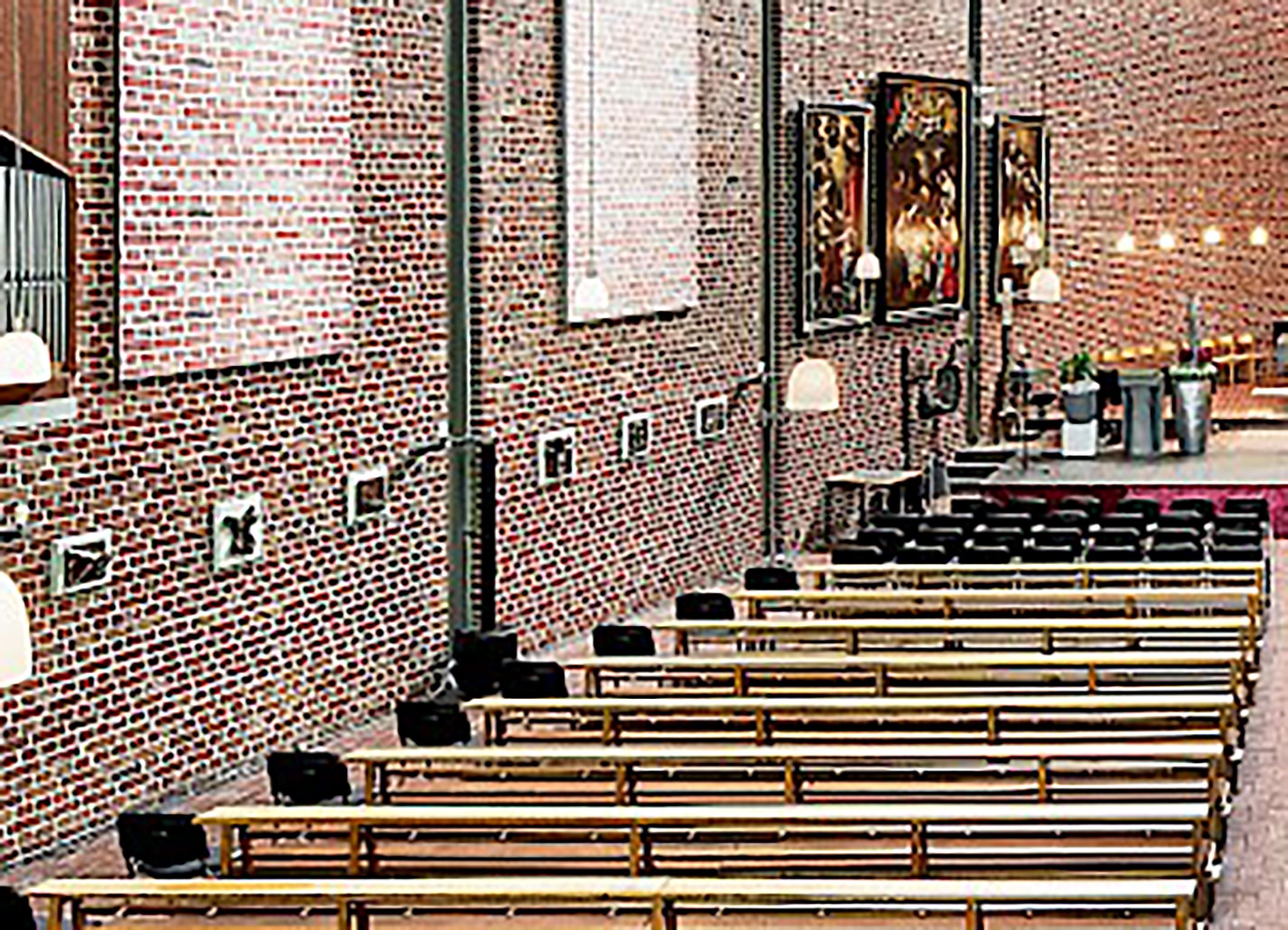 Ehemalige Kirchenbänke im Kirchenraum der Heilig-Geist Kulturkirche e.V.