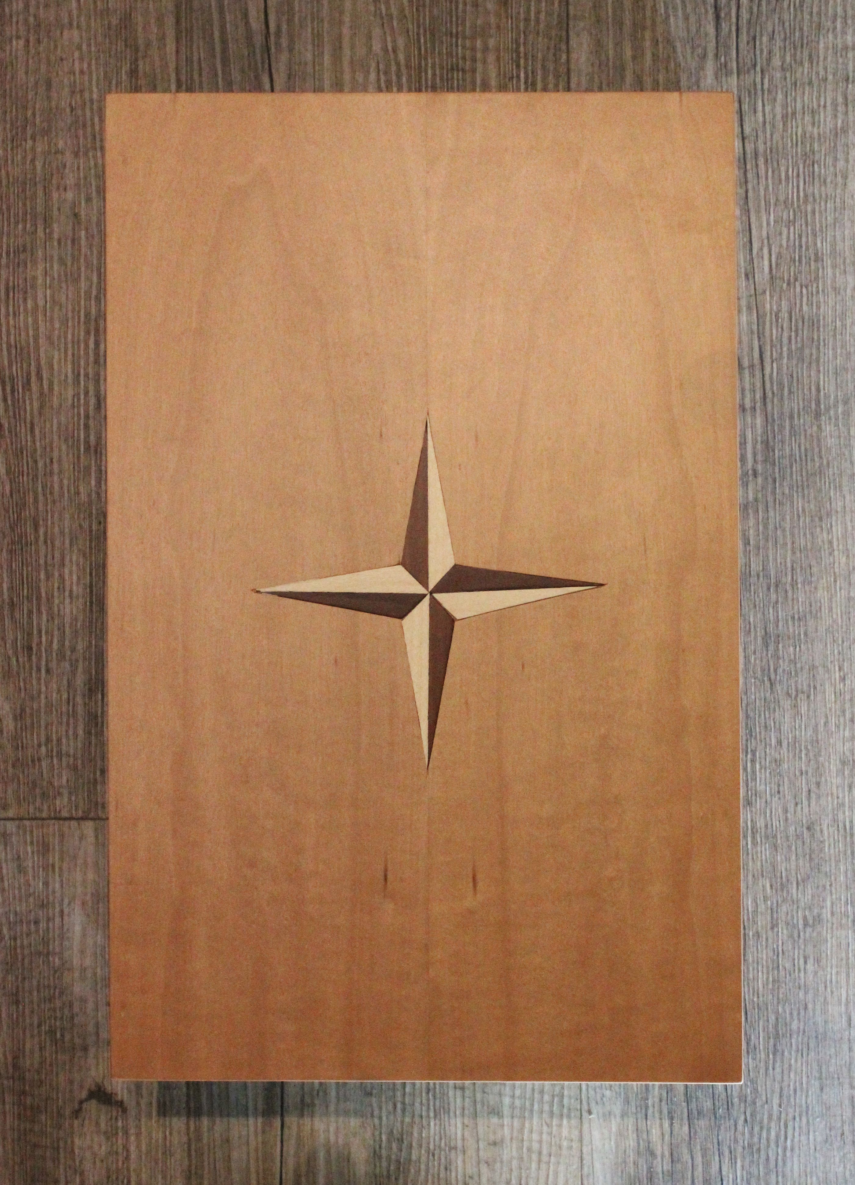 Weinkiste aufrecht in Birnbaumfurnier mit Einlegearbeit in Kontastfurnier.