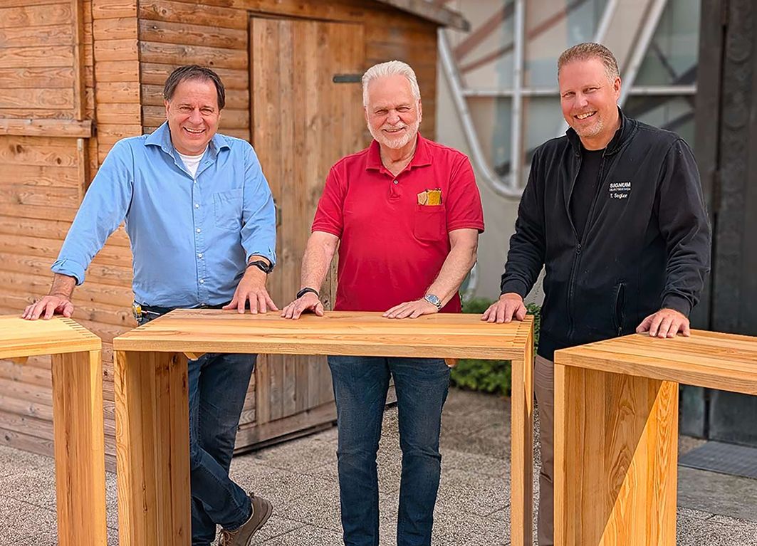 Horst Stumm und Tilman Segler von SIGNUM Object Design zusammen mit Dirk Helmke, 1. Vorsitzender der Kulturkirche Heilig Kreuz in Bottrop.