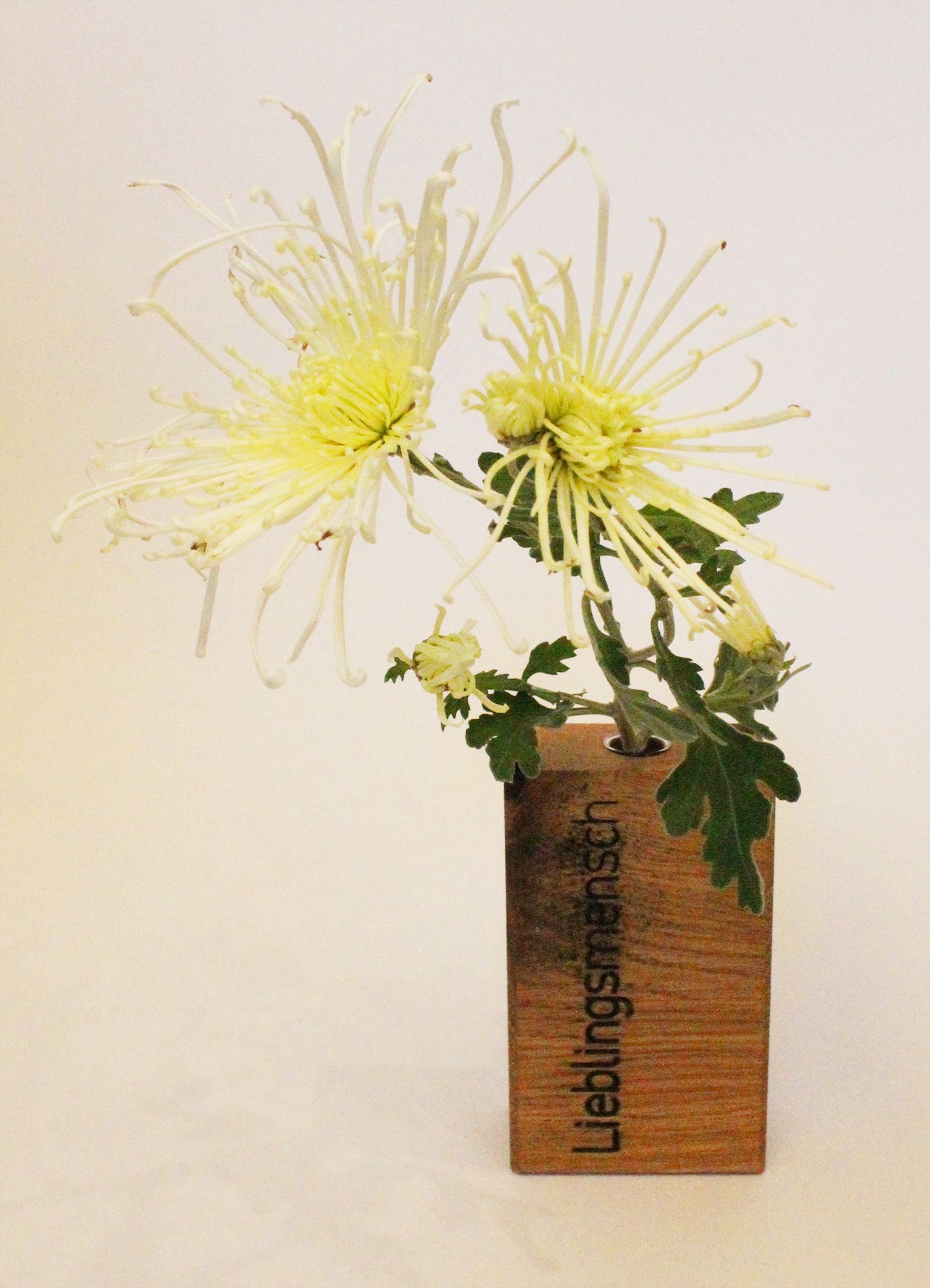 Holvase "Lieblingsmensch" mit einem Glasröhrchen frontal.