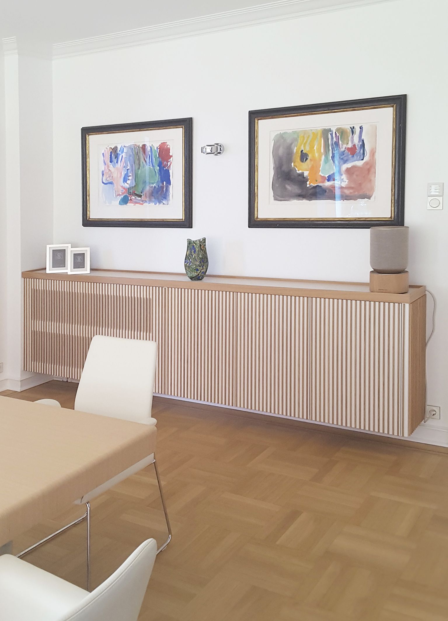 Esszimmer Sideboard in weiß mit Holzlamellen und integrierter HZK Verkleidung.