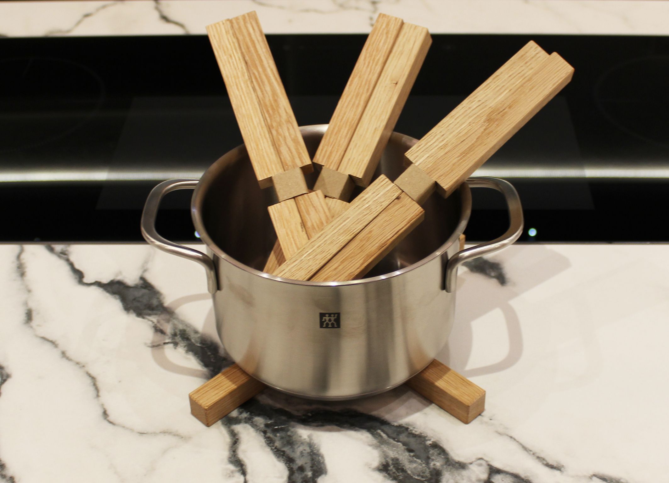 Topfuntersetzer Holzkreuz mit weiteren Untersetzern.