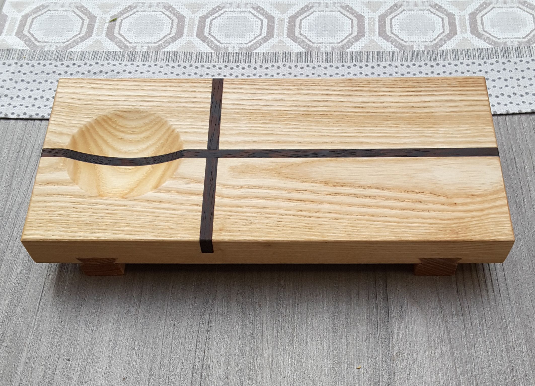 Japanisches Sushi Brett Frontal fotografiert.