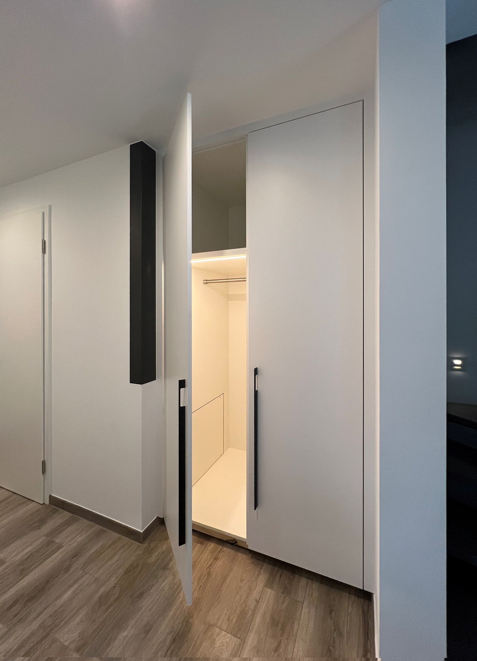 Nischenschrank mit akzentuierter Ecke und Innenbeleuchtung.