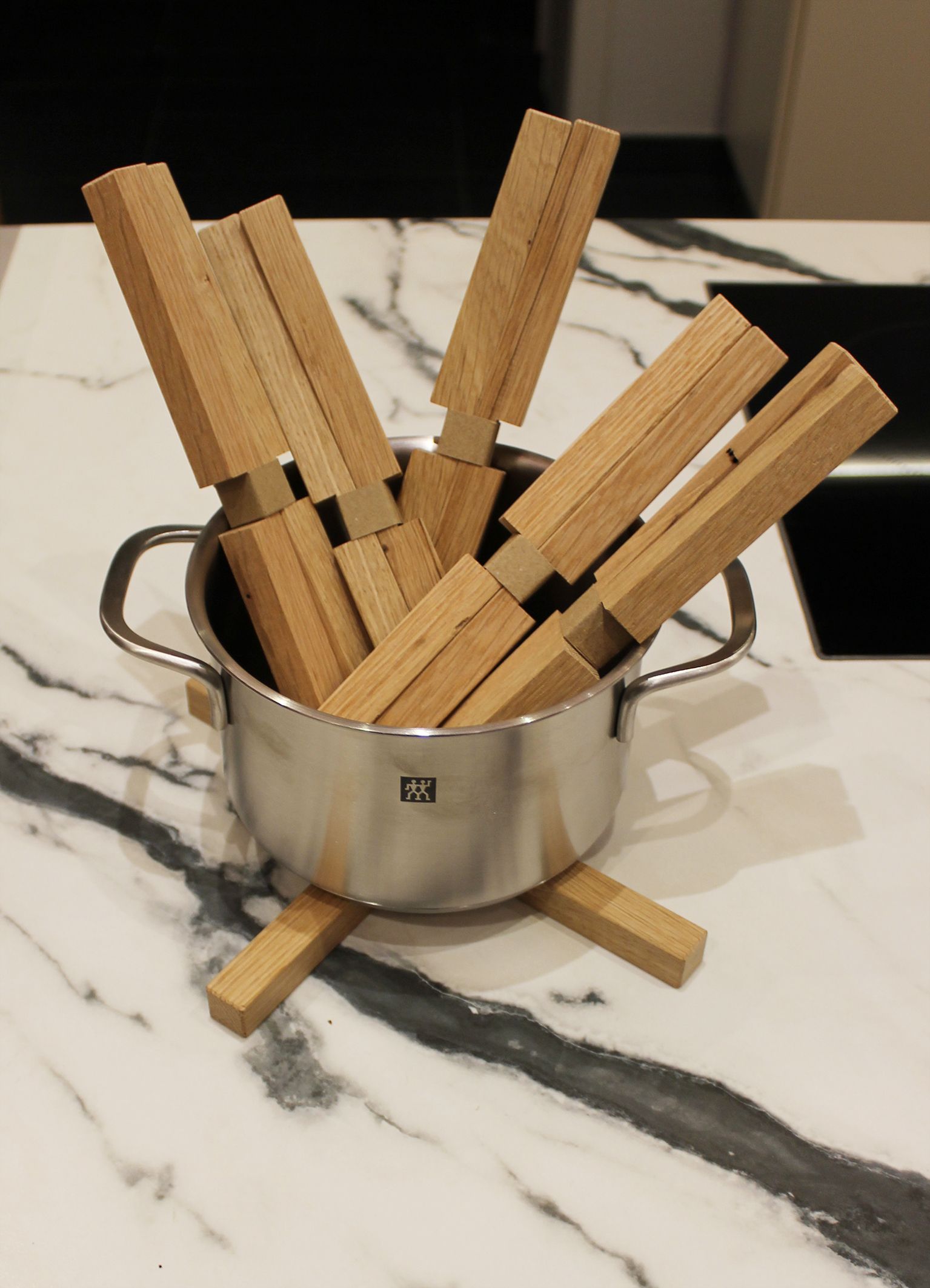 Topfuntersetzer Holzkreuz mit Topf.