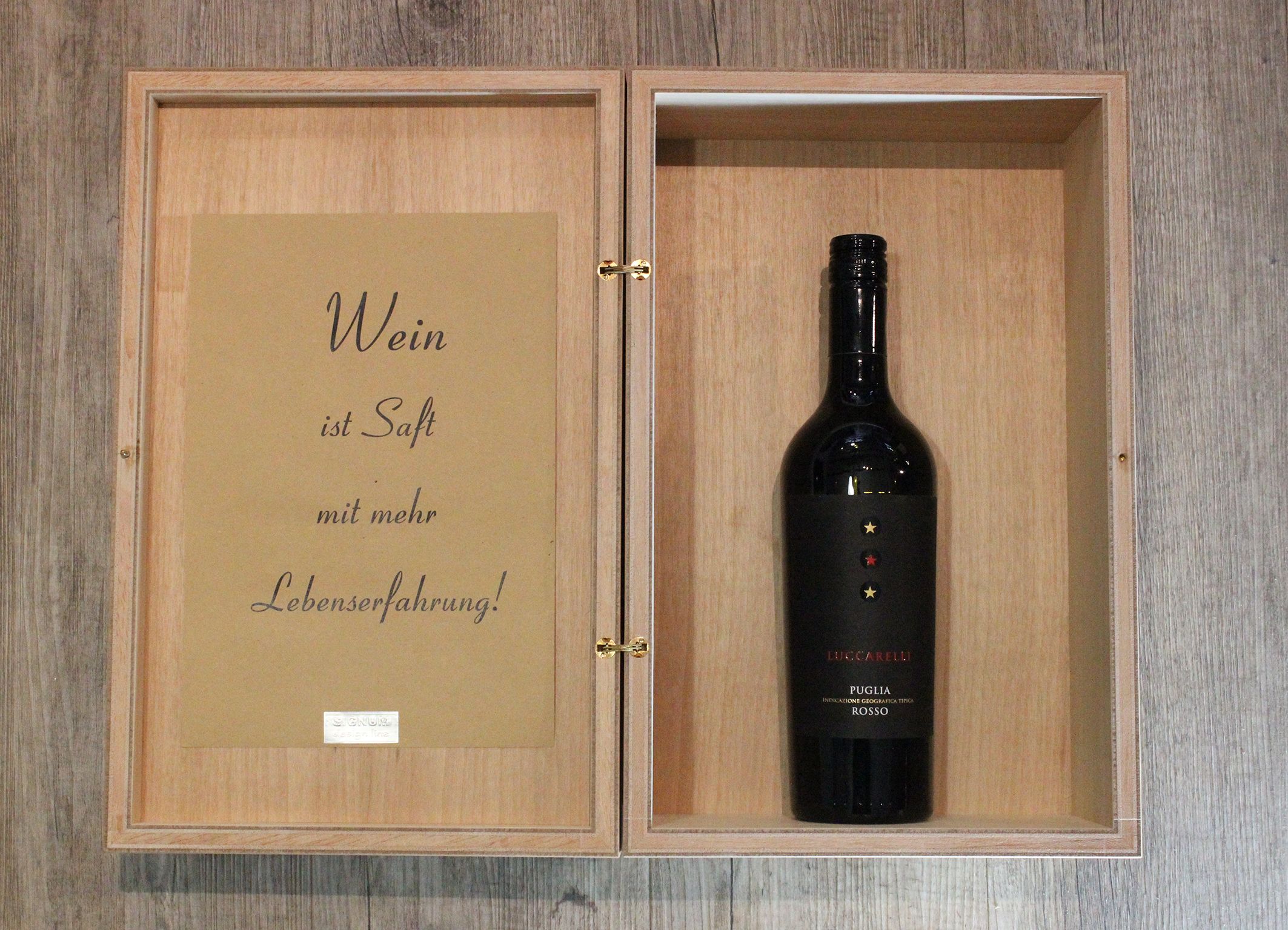 Weinkiste in Birnbaum geöffnet mit Spruch: "Wein ist Saft mit mehr Lebenserfahrung!"