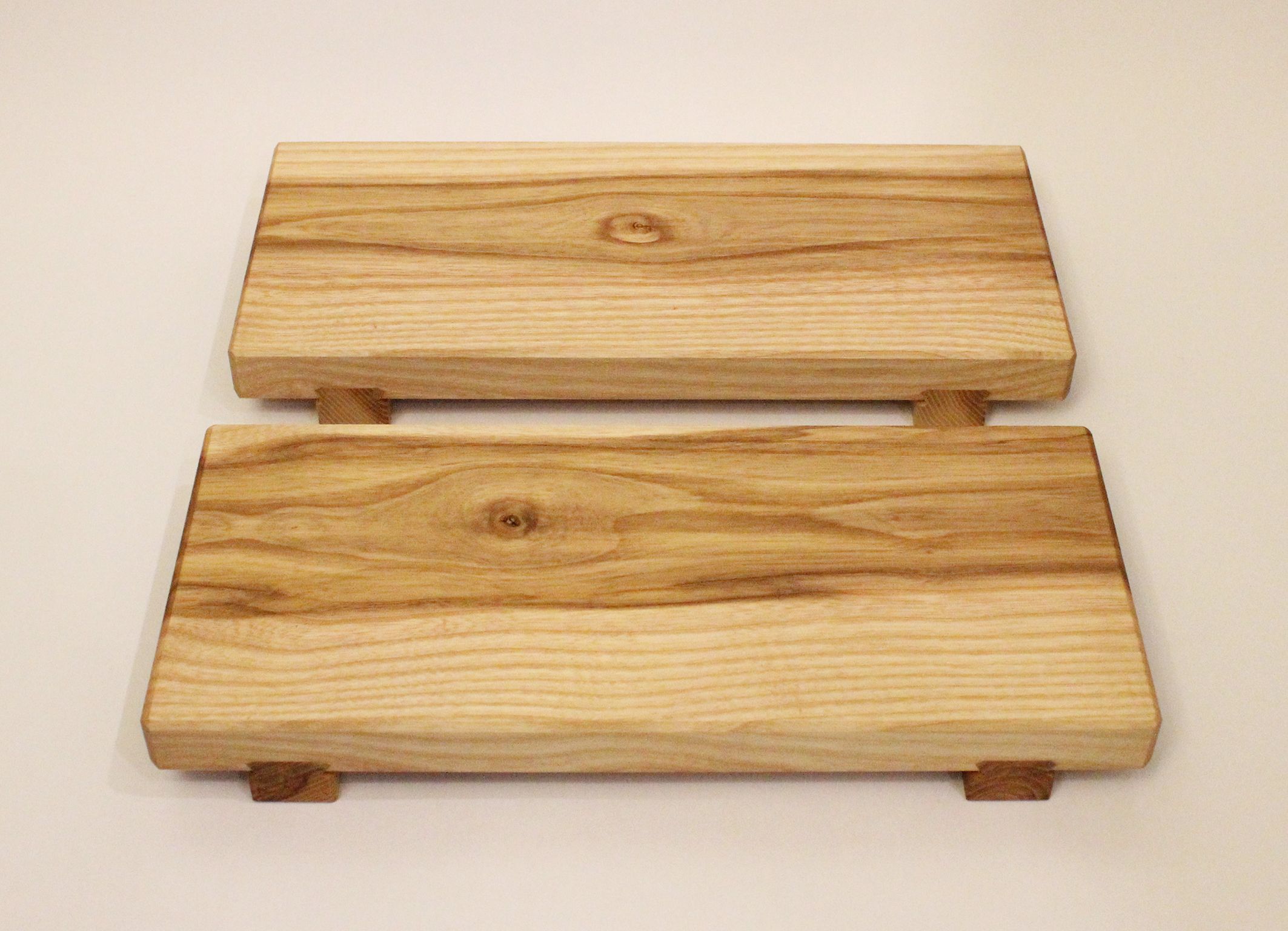 2 Japanische Sushi Bretter in Perspektive.