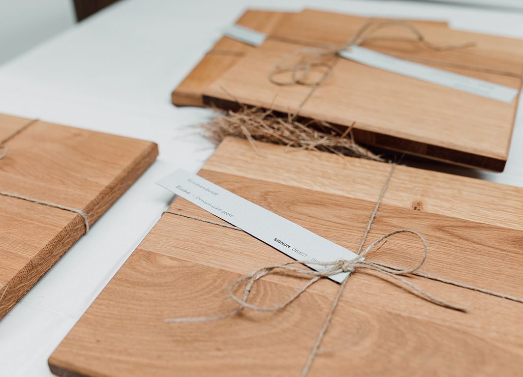 Holzvasen auf rotem Untergrund mit eingefrästen Schriftzügen "Lieblingsmensch" und "Ruhrpott".